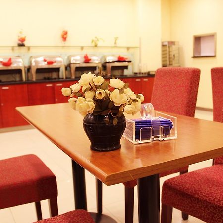 Hanting Express Shanghai Zhabei Park Branch Bagian luar foto